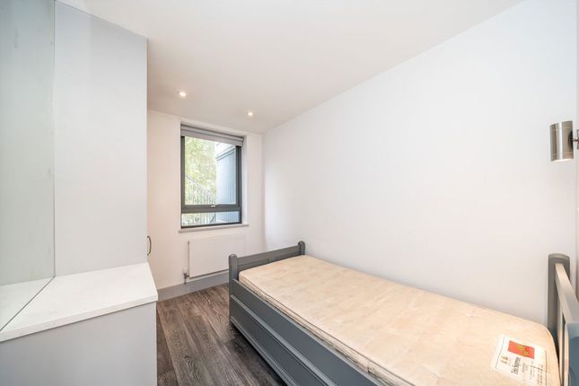 Flat 2, 4, Brentford Business Centre, Brentford photo 4