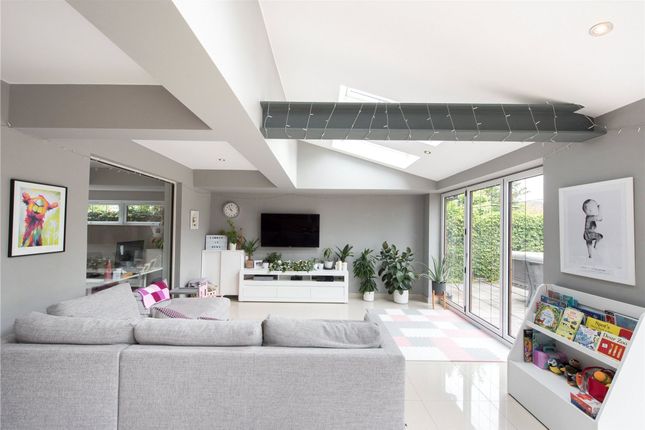 114 Swan Lane, Wickford photo 3