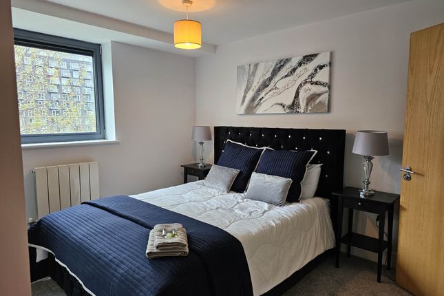 Flat to rent in Millharbour, South Quay