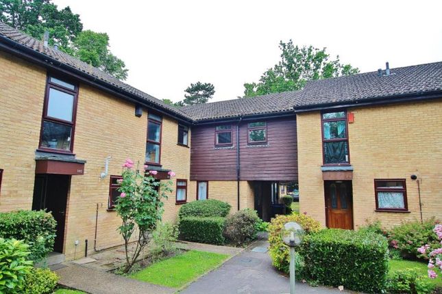Thumbnail Flat to rent in Knaphill, Woking, Surrey