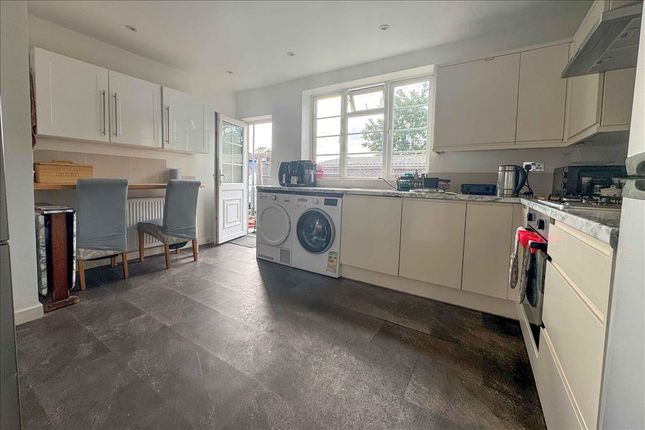 14, Ordnance Close, Feltham photo 4