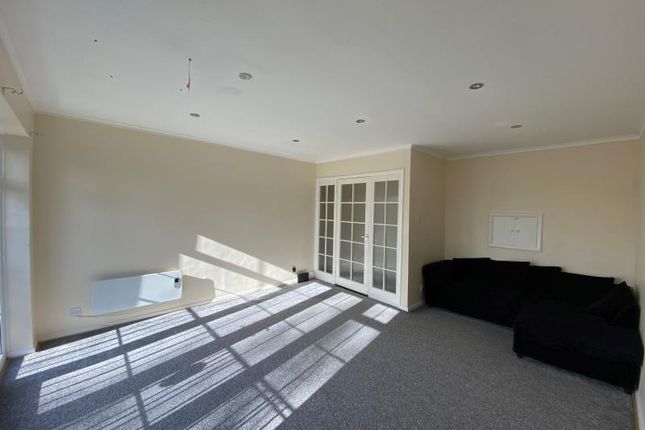 Flat to rent in Midhope Close, Woking