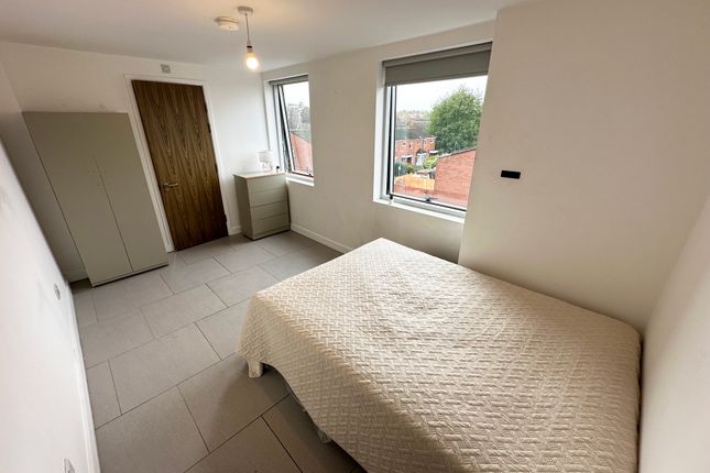 Room to rent in St. Rule Street, London