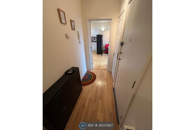 Flat, Moneyhill Parade, Rickmansworth photo 5