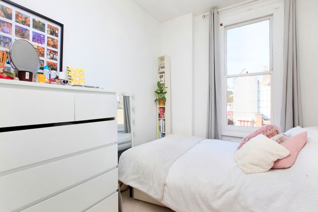 Flat for sale in Yukon Road, Clapham South, London