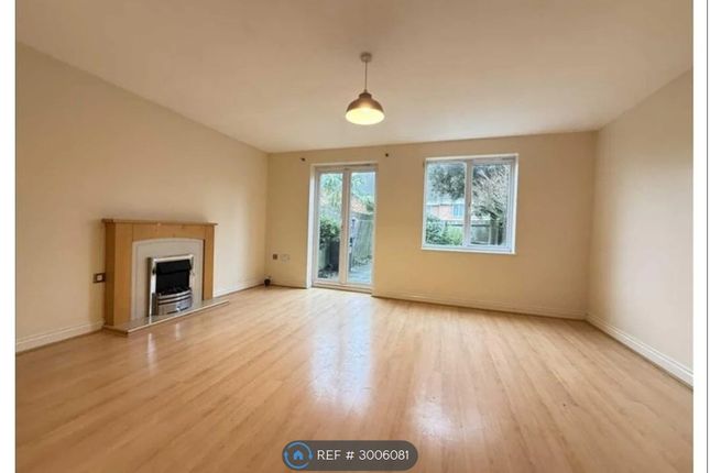 Leeds Close, Corby photo 4