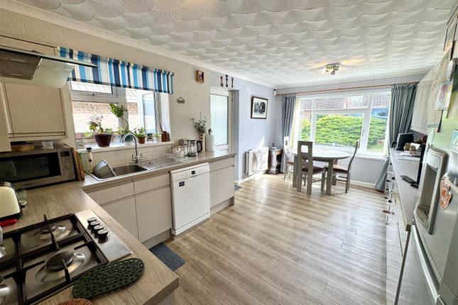 25, Castle Lea, Caldicot photo 2
