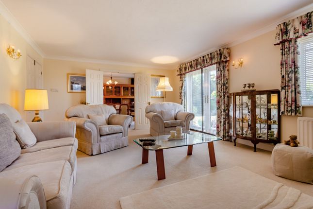 1, Chestnut Close, Cirencester photo 4