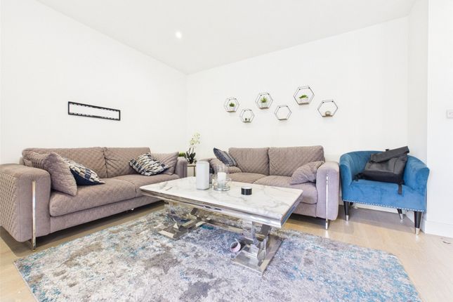 Flat 4,, Heathland House, Ickenham photo 4