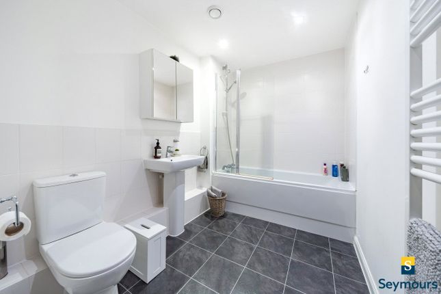 Flat for sale in Guildford, Surrey