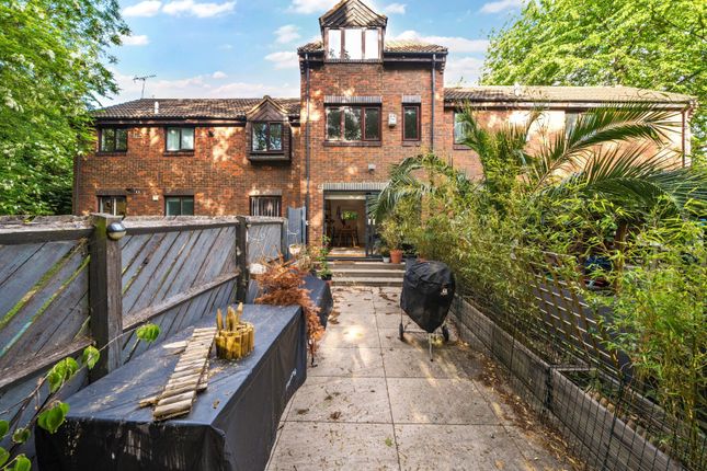 12, Vincent Close, London photo 2