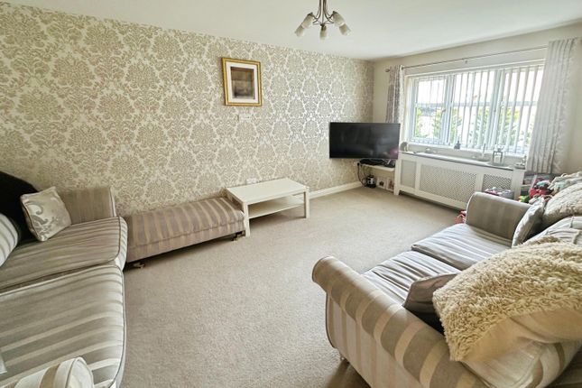 22, Hill Croft Gardens, Wolverhampton photo 2