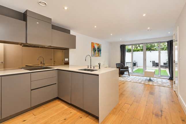 209 Bromyard Avenue, London photo 4