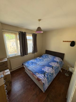34, Franklin Avenue, Slough photo 5