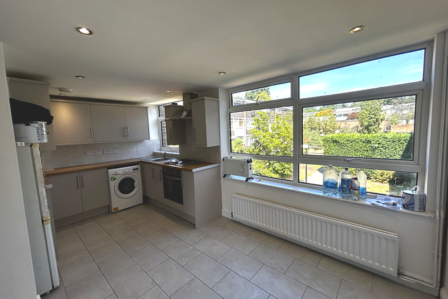 12, Moorholme, WOKING photo 4