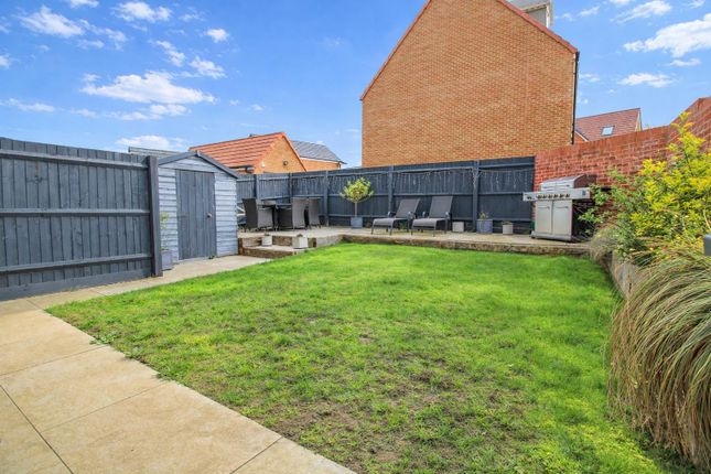11, Brambling Crescent, Old Harlow photo 3