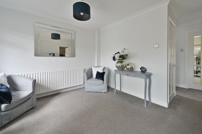 87 Hangar Ruding, Watford photo 3