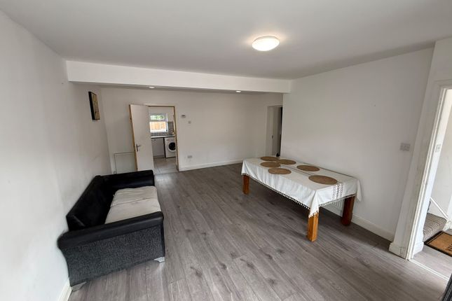 18, Manser Road, Rainham photo 4