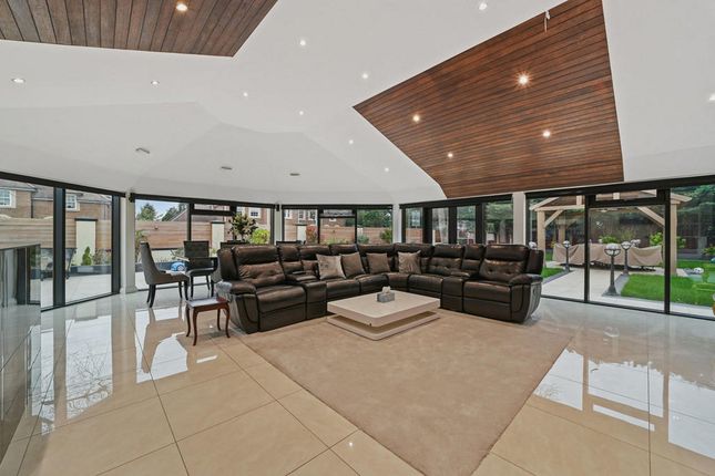 14, Elm Grove, Hornchurch photo 2