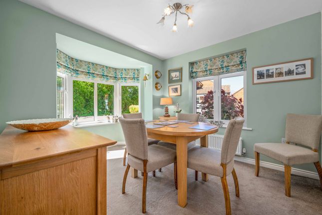 4 Buttercup Way, Stratford-Upon-Avon photo 3