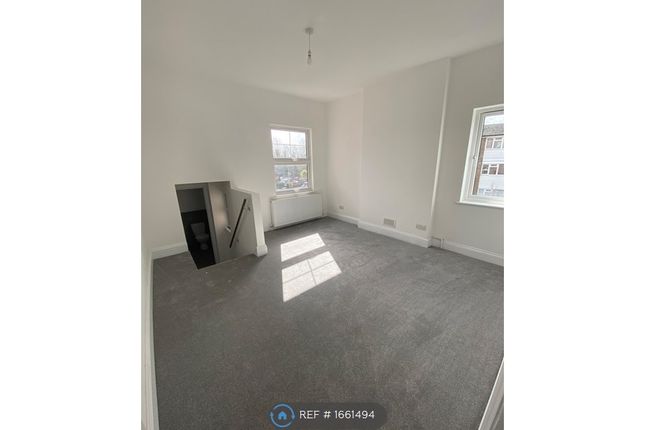 Thumbnail Flat to rent in Bluehouse Lane, Oxted