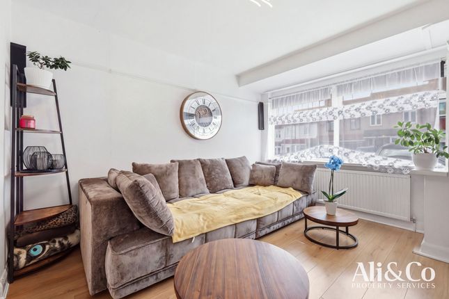 132 Palmerston Road, Grays photo 3