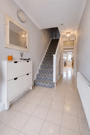 109 Connaught Gardens, London photo 3