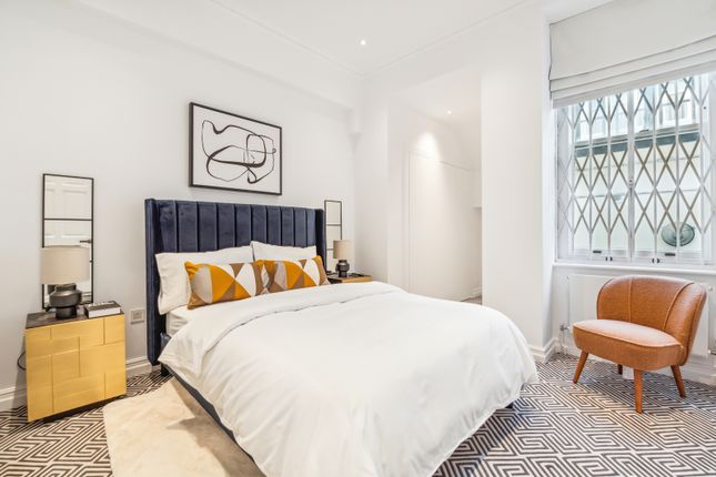 Maisonette to rent in Gloucester Square, Hyde Park