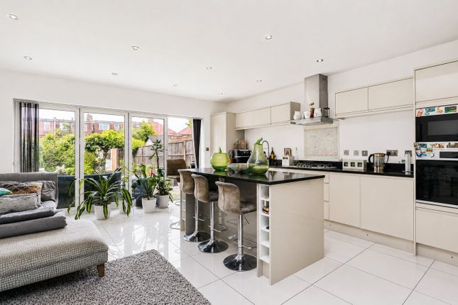 16, Highland Avenue, Hanwell photo 2