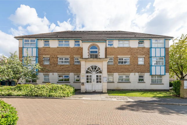 Flat for sale in Adeliza Close, Barking