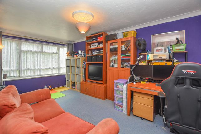 3 Thorrington Bold, Woodland Avenue, Brentwood photo 2