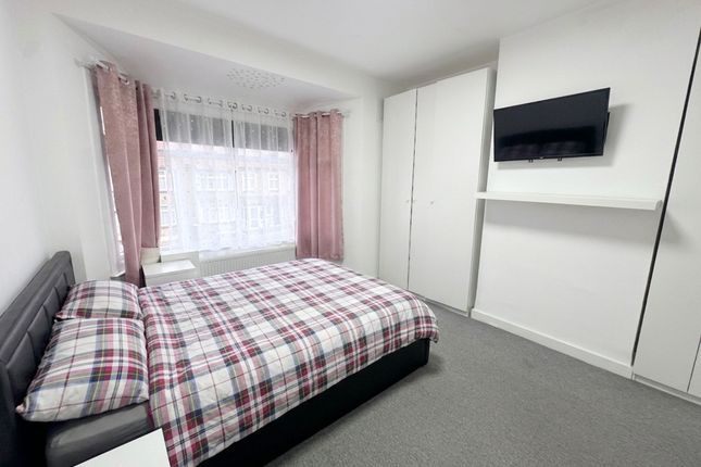 43 Hind Crescent, Erith photo 5