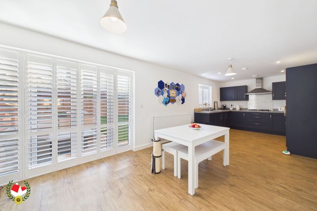 15 Drake Gardens, Gloucester photo 3