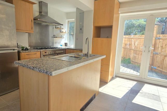 17, Hawthorn Hatch, Brentford photo 2