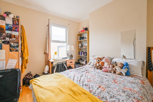 Flat to rent in Bow Common Lane, Mile End, London