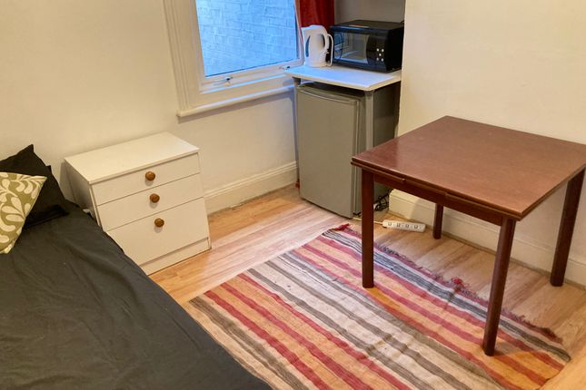 Very Near Chiswick High Road Area, Chiswick Turnham Green  photo 5