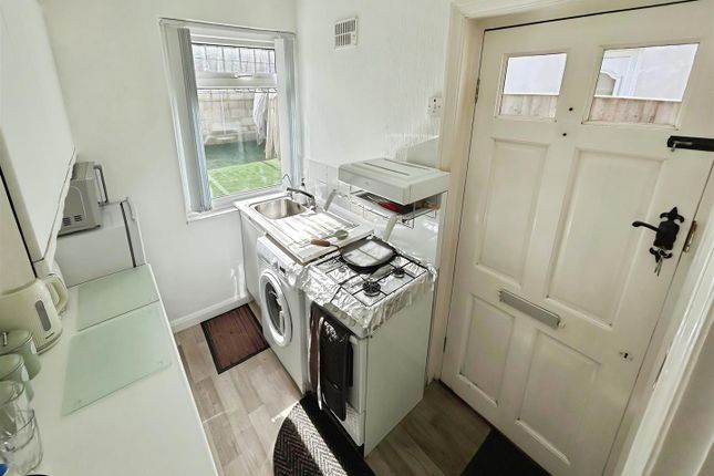 5, Lesmere Grove, Bradford photo 4