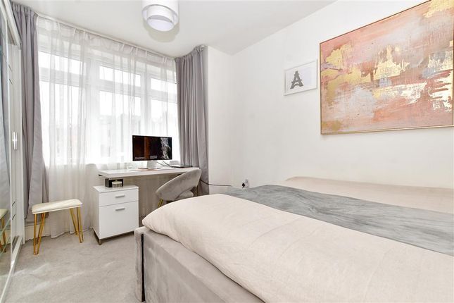 Flat for sale in Brighton Road, Coulsdon, Surrey