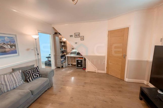 85, Rossington Avenue, Borehamwood photo 4