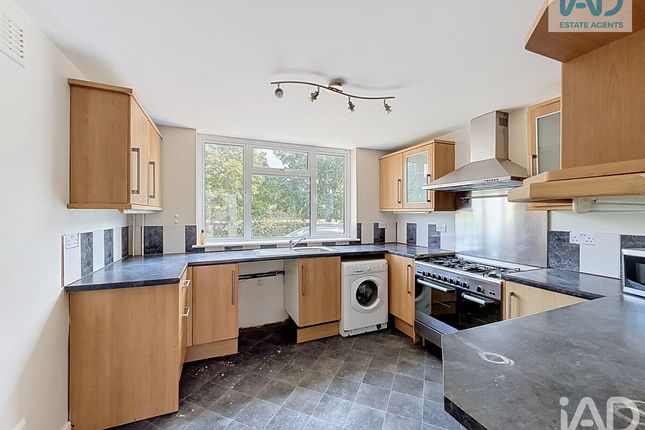 26, Altham Grove, Harlow photo 2