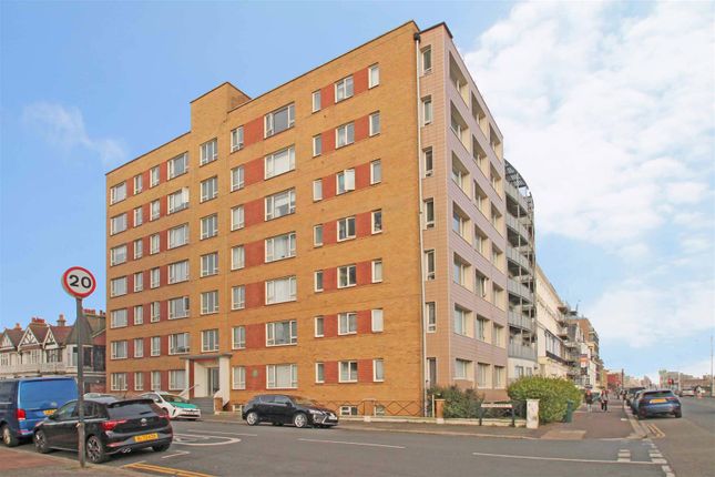 Studio flat on 37, Dorset Court, Kingsway, Hove, £175,000
