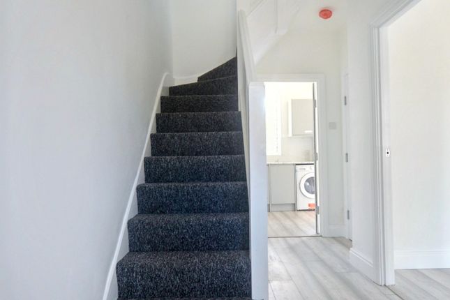 6, Spearpoint Gardens, ILFORD, IG2 7SX photo 2