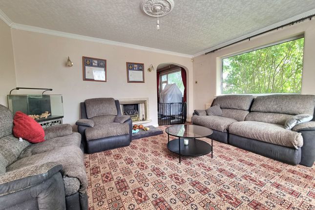 2 Croxton Close, Sale photo 4