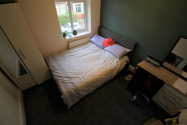 Estcourt Avenue, Leeds photo 5
