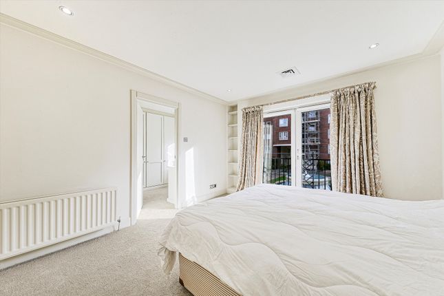 Town house to rent in Squire Gardens, London