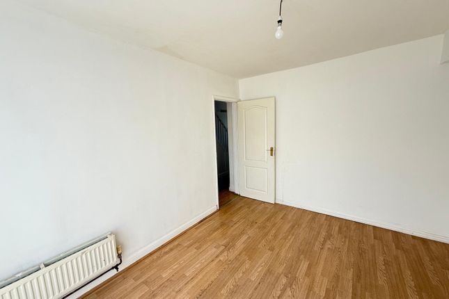 00, Hodder Drive, Greenford photo 2