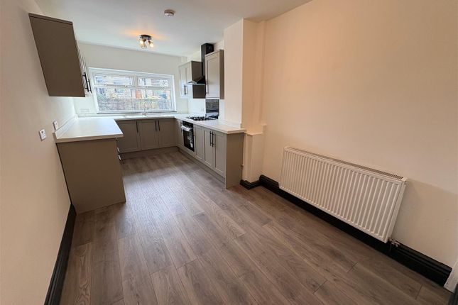 4, Holly Hall Lane, Bradford photo 5