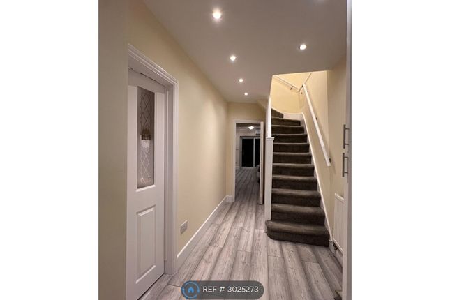 Pembury Avenue, Worcester Park photo 3
