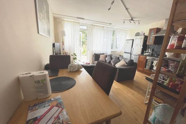 Flat to rent in Sprewell House, Lytton Grove, Putney