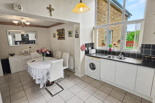 9, Whaddon Close, Northampton photo 4